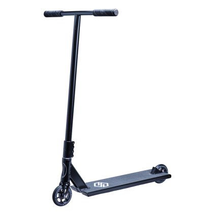 Striker Gravis Black1