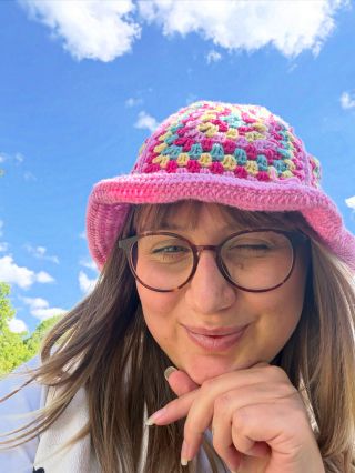 uháčkovala jsem z babymerina a granny squares klobouček, co myslíte? 🤭🩷💚🩵💛