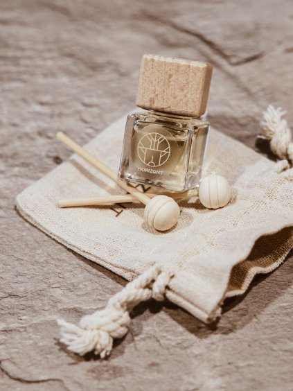 Difuzér do auta HOTELOVÁ (himalájský cedr a jasmín) | 5 ml
