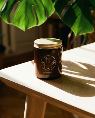 HOTELOVÁ — himalájský cedr a jasmín. Klid, čistota a nenápadný luxus v jednom plameni. Vůně, která promění prostor během...