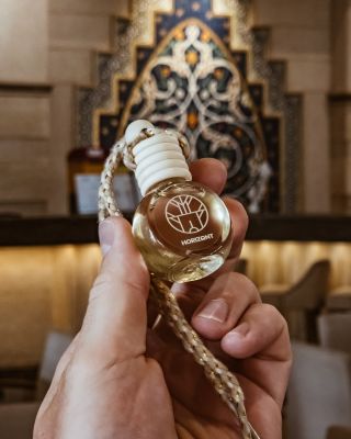 HOTELOVÁ je dřevitá, lehce bylinná kompozice, která připomíná nově otevřený hotel – čistý prostor, klid a jemný luxus 🌿...