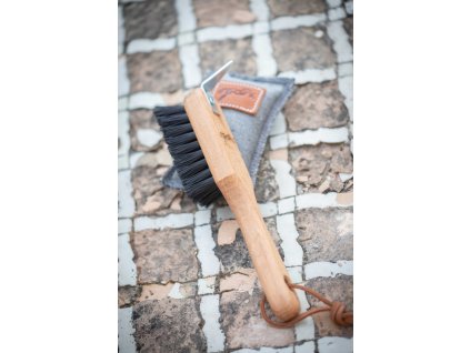 Háček na kopyta Penelope, s kartáčem, hnědý