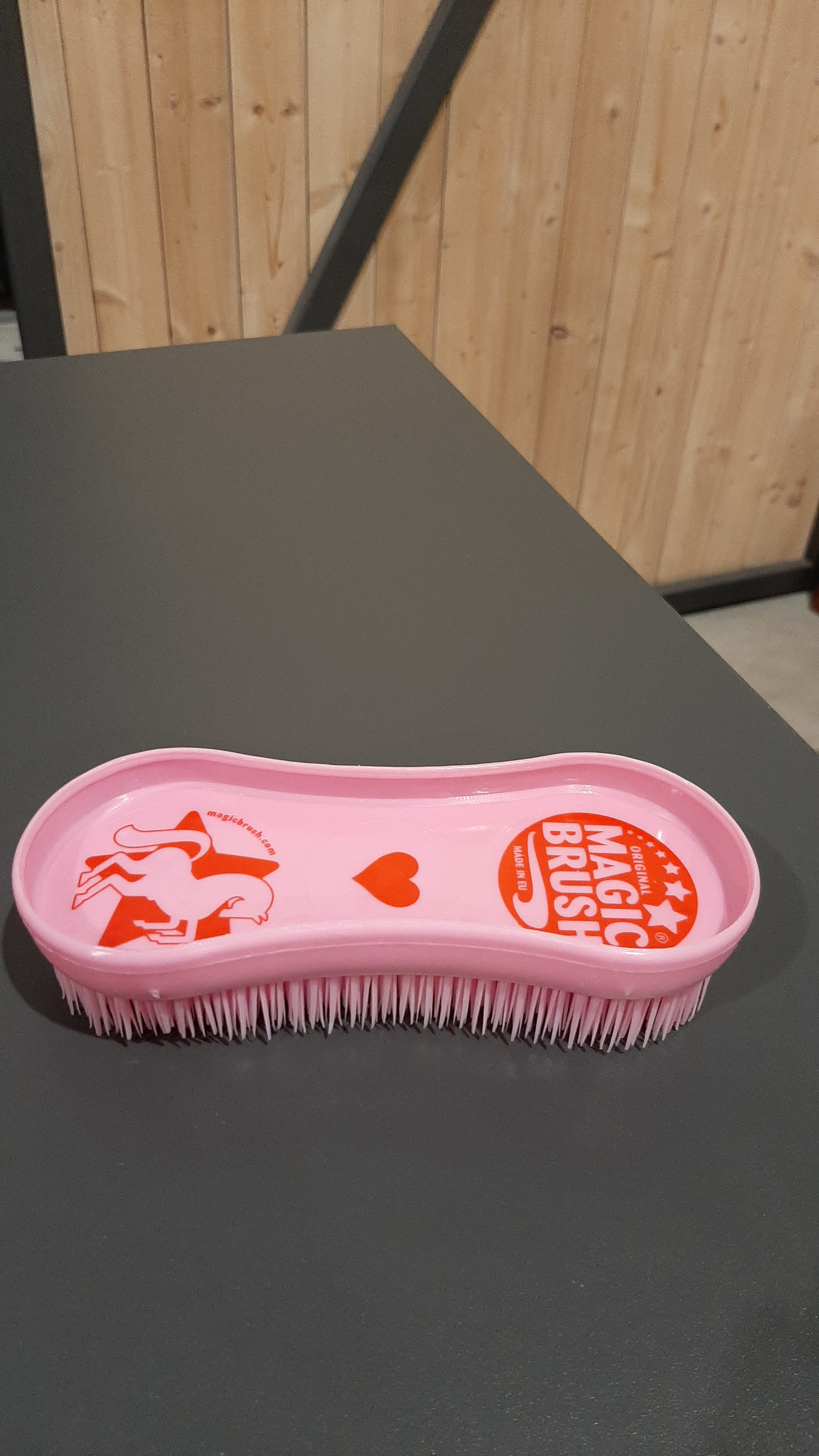 MAGIC BRUSH Kartáč Magic Brush, true love Barva: tmavě růžová