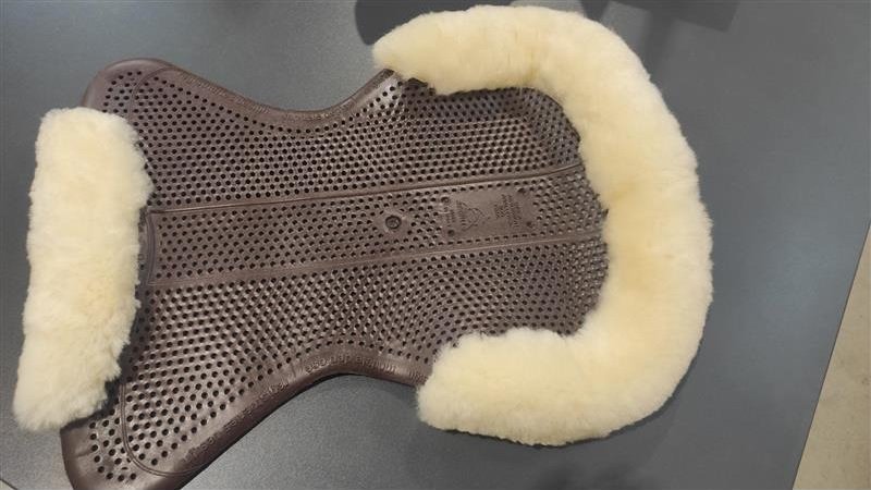 ACAVALLO Dečka terapeutická Gel Cut Out Sheepskin Dri-Lex Acavallo, hnědá Velikost: M, Provedení: s černým beránkem