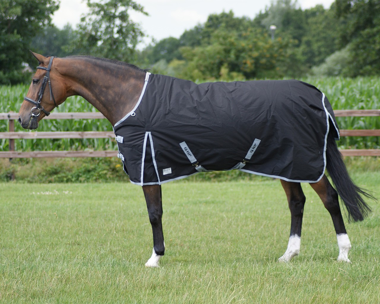 QHP Deka výběhová nepromokavá QHP, 300g, černá Délka zad: 90cm