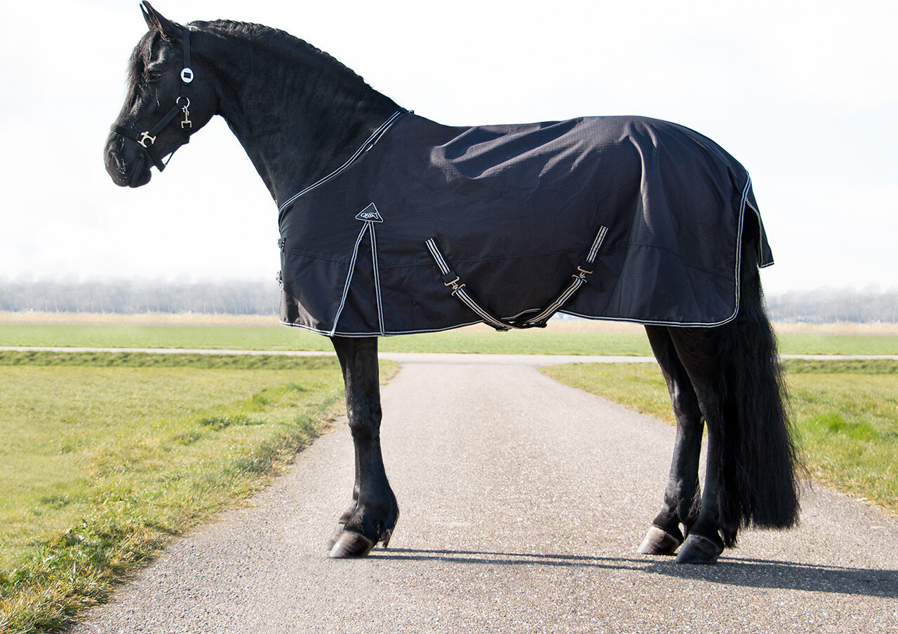 QHP Deka výběhová nepromokavá XL QHP, 300 g, černá Délka zad: 135 cm