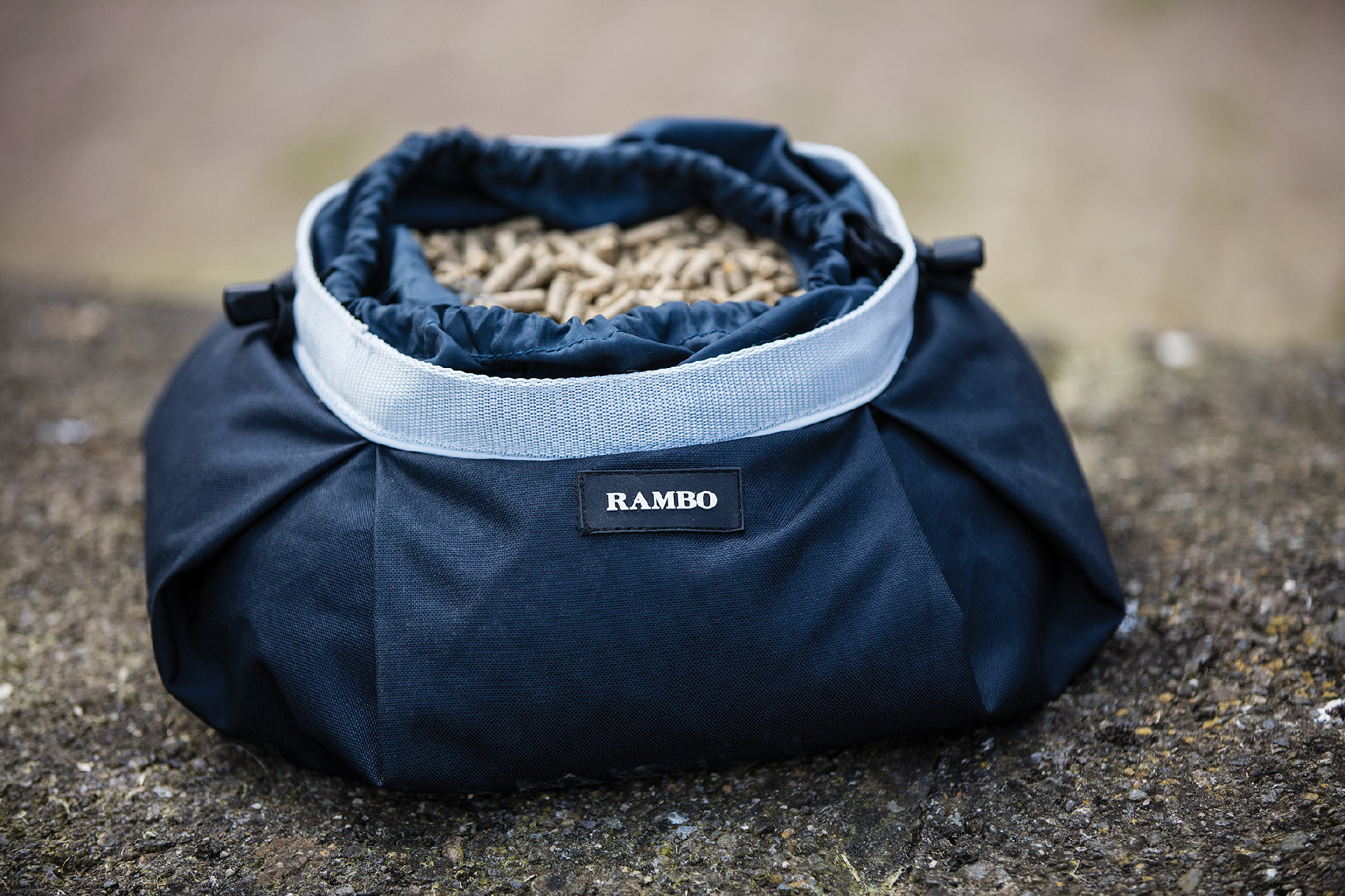 Taška na müsli pro koně Rambo Horseware, navy/silver Velikost: L