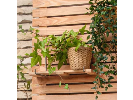 Rafturile pentru cuferele din lemn sunt acoperite cu larix