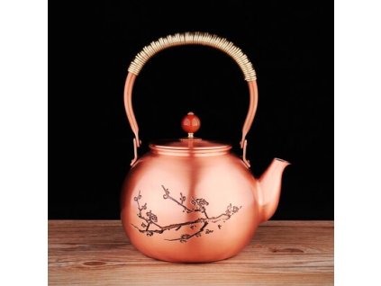 Ručně vyrobená měděná konvička na čaj