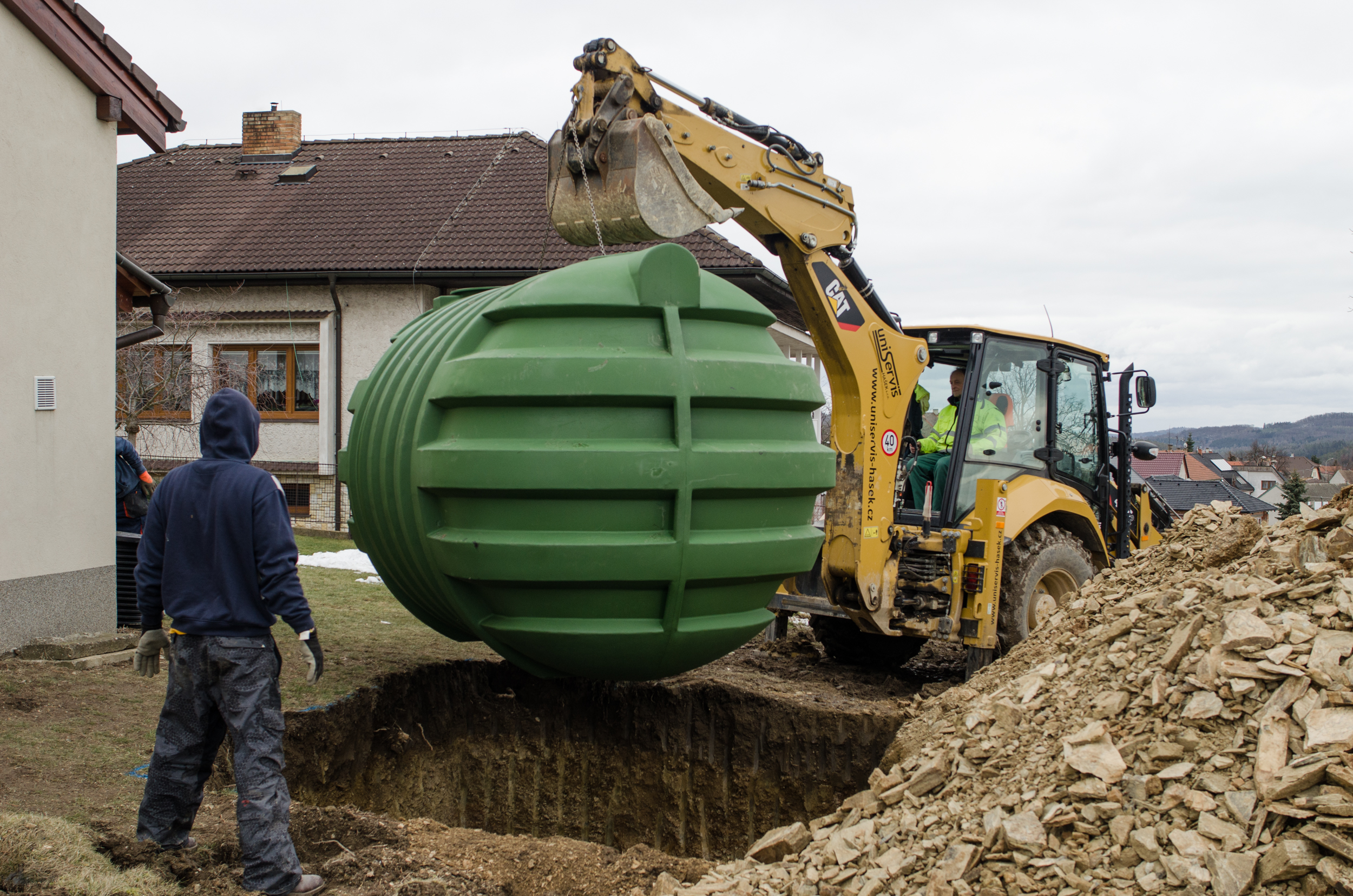 Instalace nádrže na dešťovou vodu pro zálivku zahrady