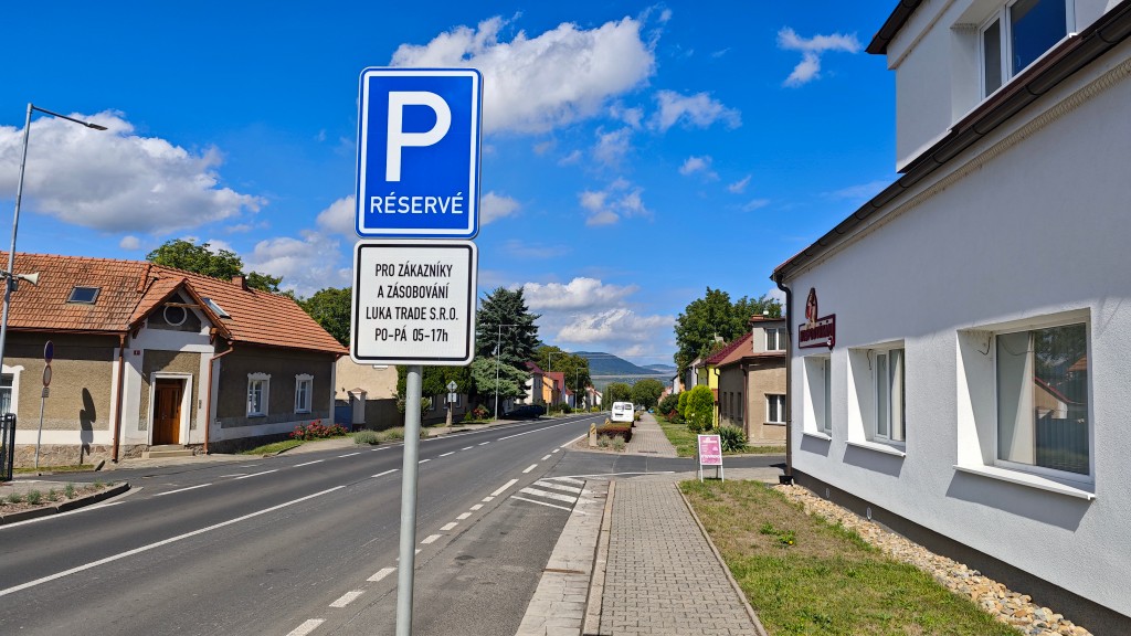 Parkování u provozovny Hospodyňkám.cz v Siřejovicích