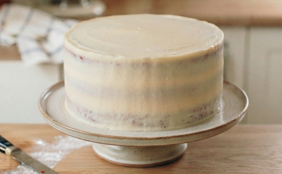 Red velvet naked cake s tenkou vrstvou krému