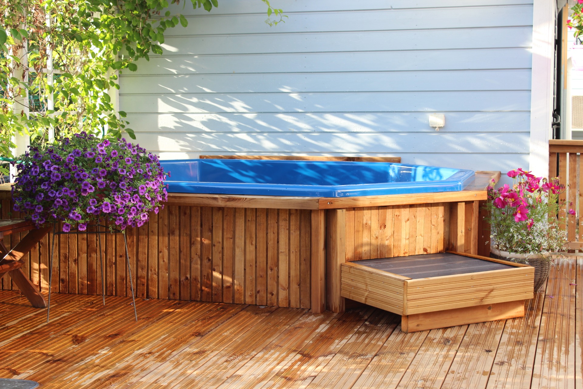 Dřevěný koupací sud v zimě