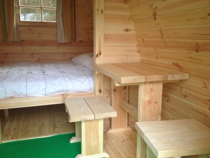 Stůl a dvě lavice 123 359