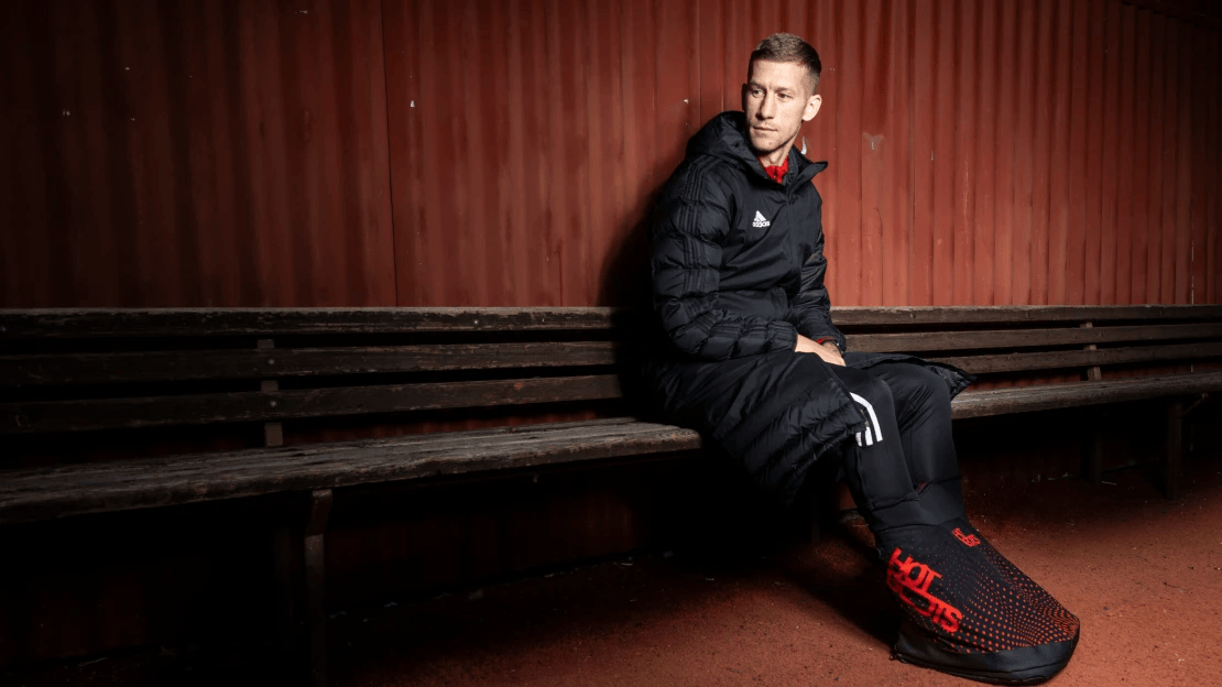 Schluss mit dem Aufbewahren der Fußballschuhe in der Sauna. Ein einzigartiger Beutel wärmt die Fußballer direkt auf dem Spielfeld.