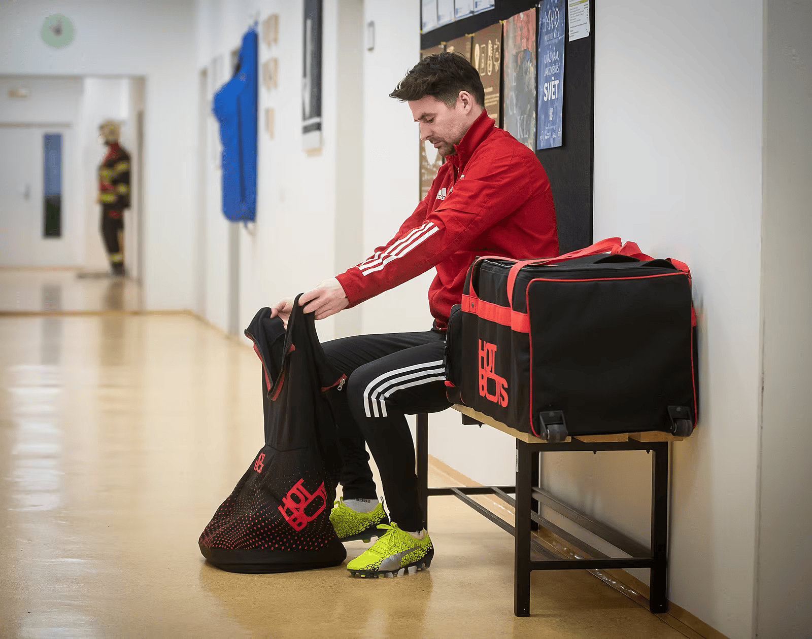 To keep feet warm. In Liberec, they invented a cover for substitute soccer players.