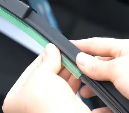 Důležitý krok při výměně stěračů: Nezapomeňte sundat ochrannou lištu!