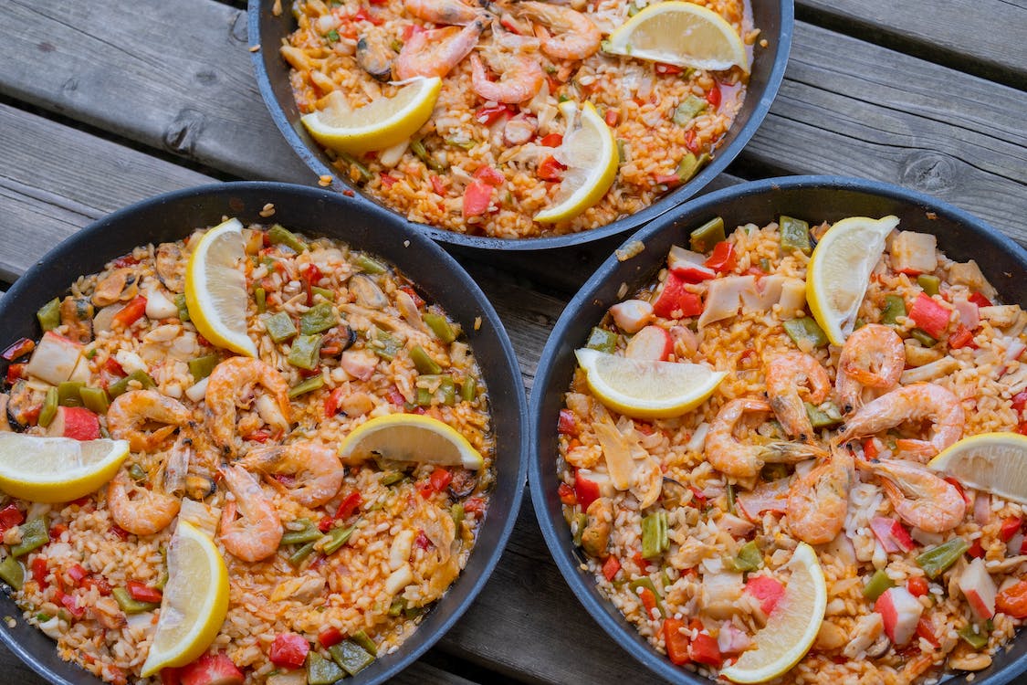 Paella s krevetami a kuřecím masem