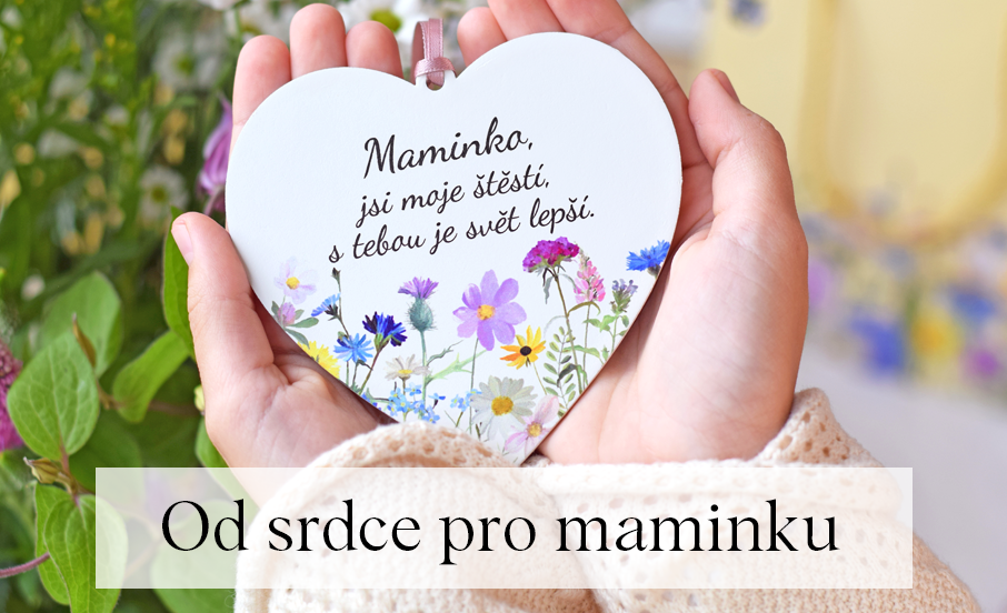 Dřevěná srdíčka s květy pro maminky