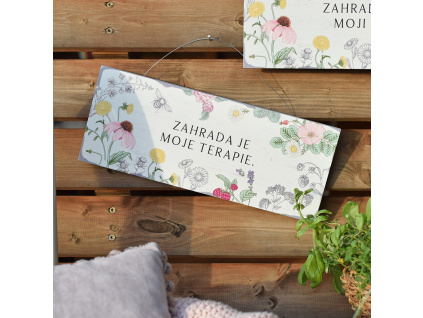 Zahradní cedule s citátem - Zahrada je moje terapie.