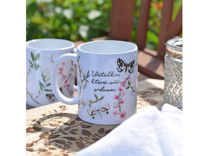 Hrnek s květy a motýly - Učitelka, která učí srdcem.