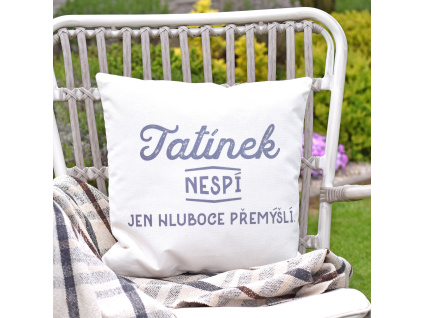 Polštář - Tatínek nespí, jen hluboce přemýšlí.