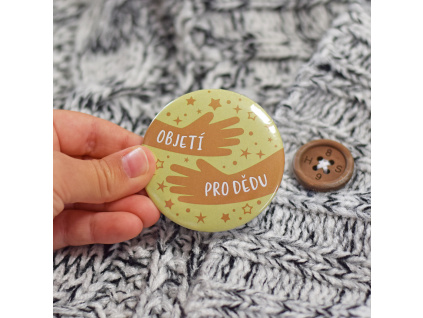 Připínáček - Objetí pro dědu