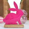 Kovový zajíc Glenn na podstavci, délka 15 cm, výška 18,5 cm, růžov