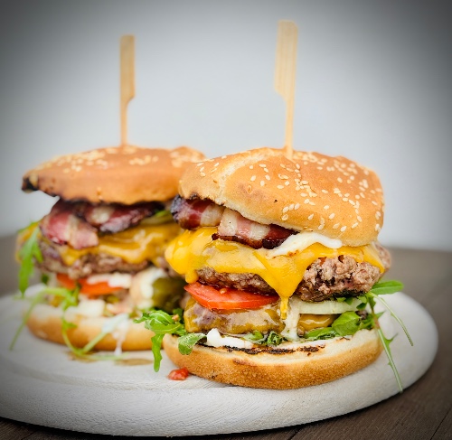 Bohatý bryndzový burger zo sucho zretého mäsa