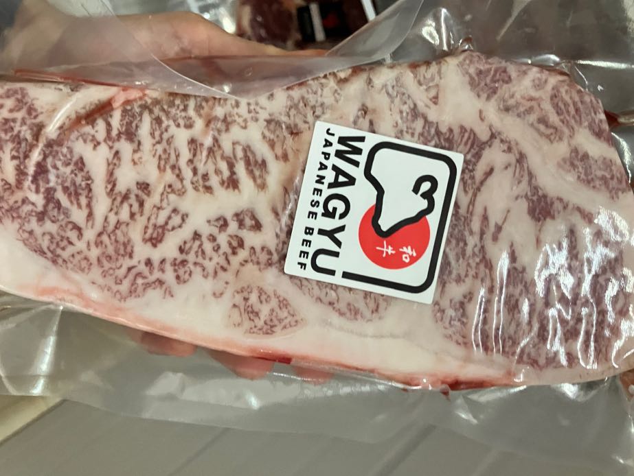 Príprava Wagyu steaku na platni