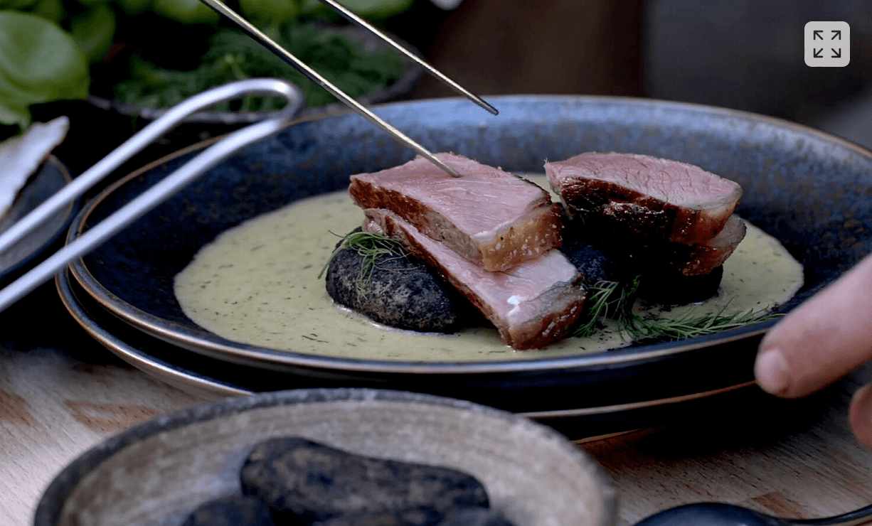 Hovädzí steak na kôprovej omáčke na ohniskovom grile Vulcanus - Grilovacia akadémia