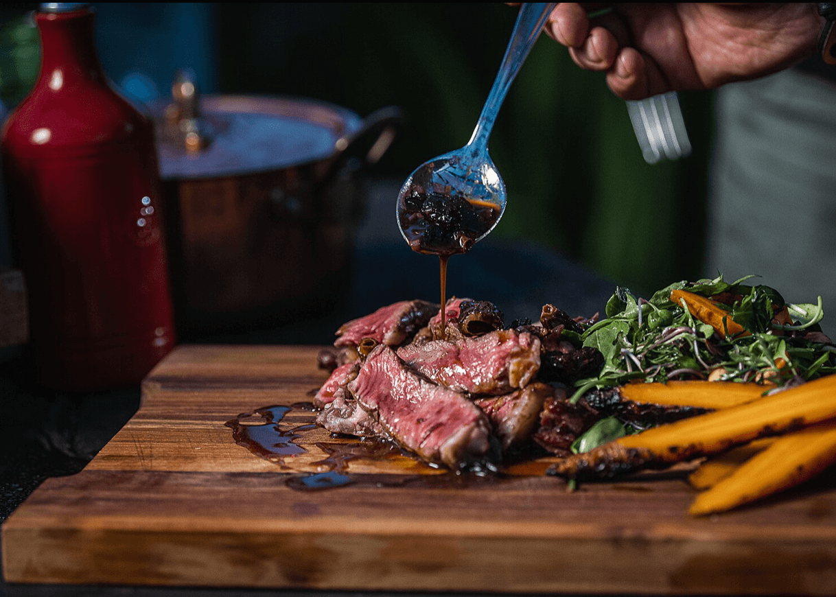 Grilovaný steak a omáčka so smrčkov - nebíčko v "papulce" z keramického grilu Kamado Joe