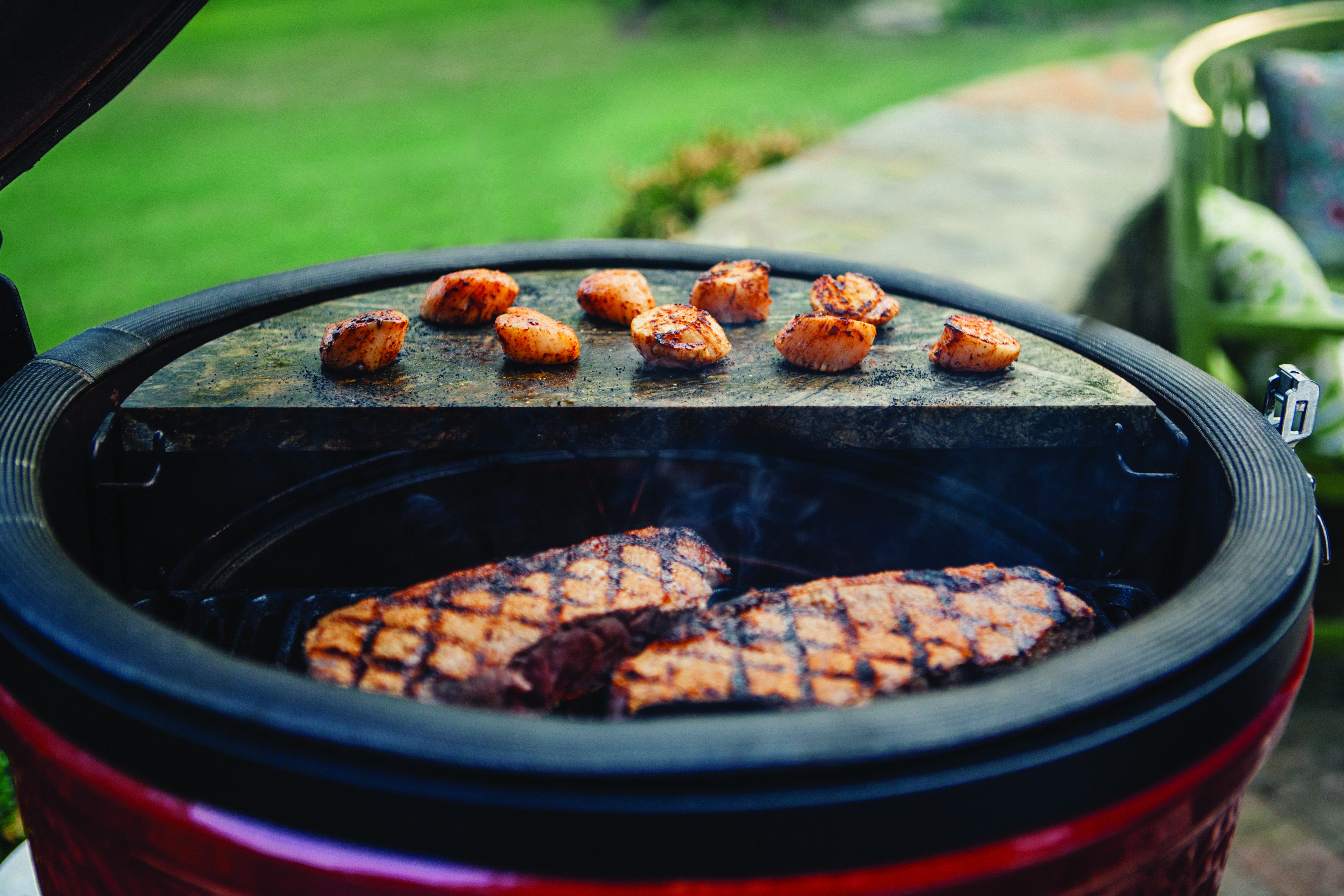 уютного вечера. шашлык в помпейской печи. приготовление еды в камине. особое блюдо камина. рождественский ужин в великобритании.