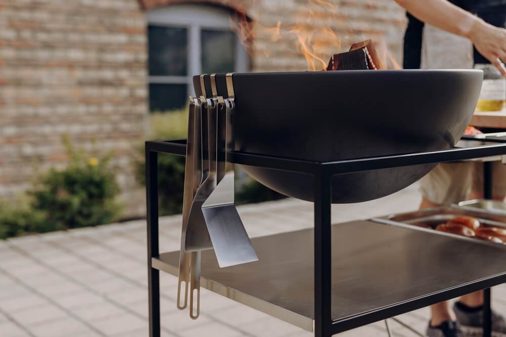 bbq-3-dielne-grilovacie-naradie-cierne-hofats-v-zahrade