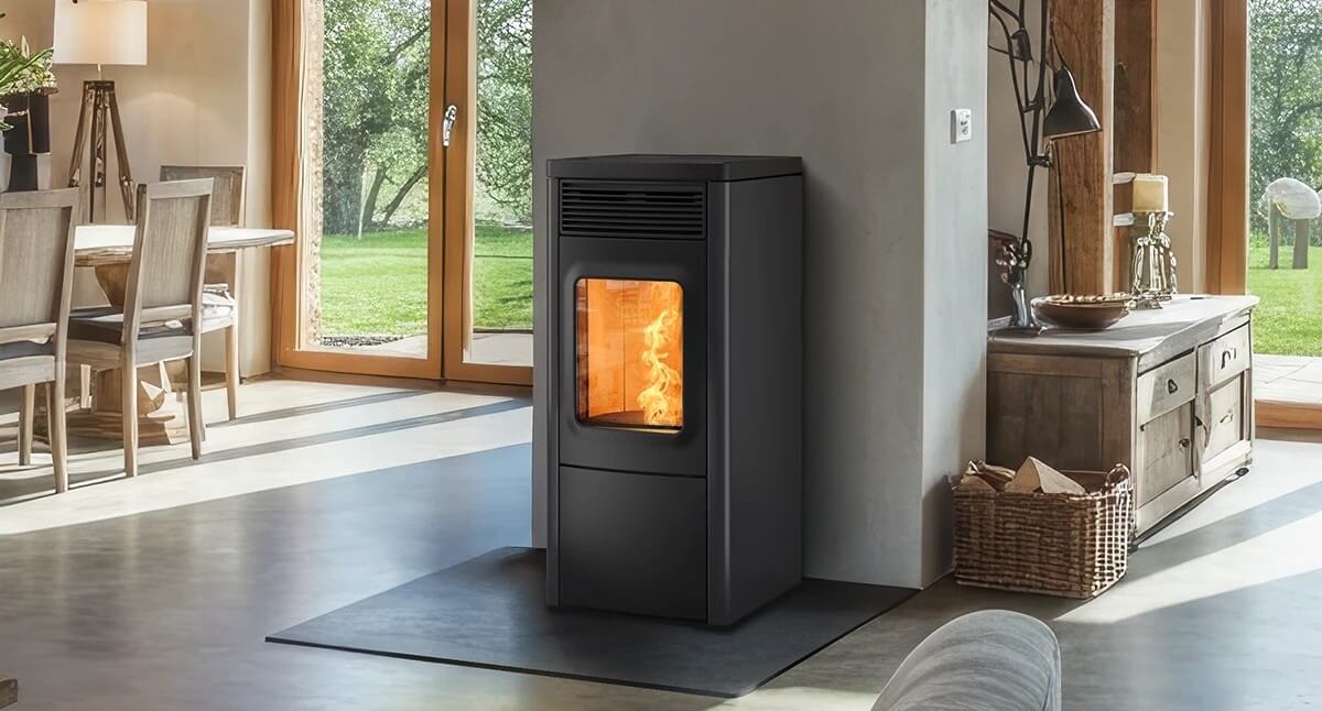 n70-6kw-teplovzdusne-kachle-na-pelety-nobis-cierne-v-interieri