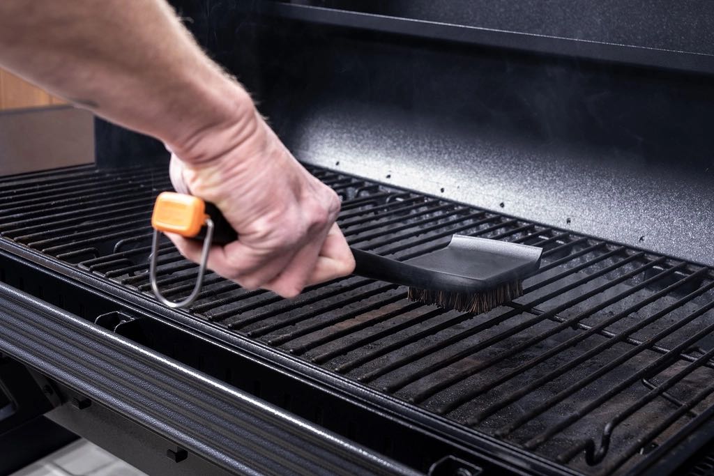 bac835_traeger_hot_n__cold_grill_cleaning_brush_h.1024
