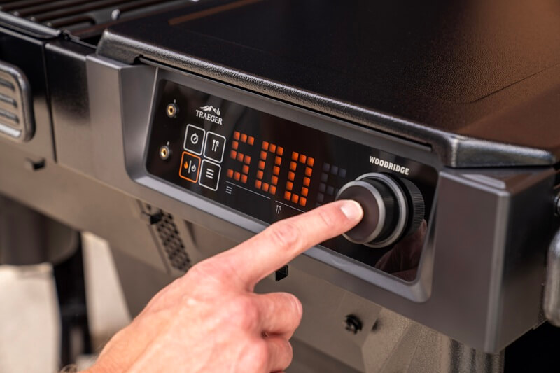 woodridge-peletovy-gril-traeger-ovladaci-panel