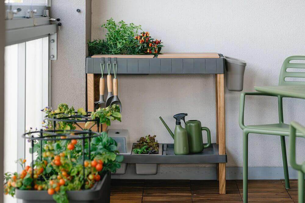 pestovatelsky-stolik-urbalive-na-balkone