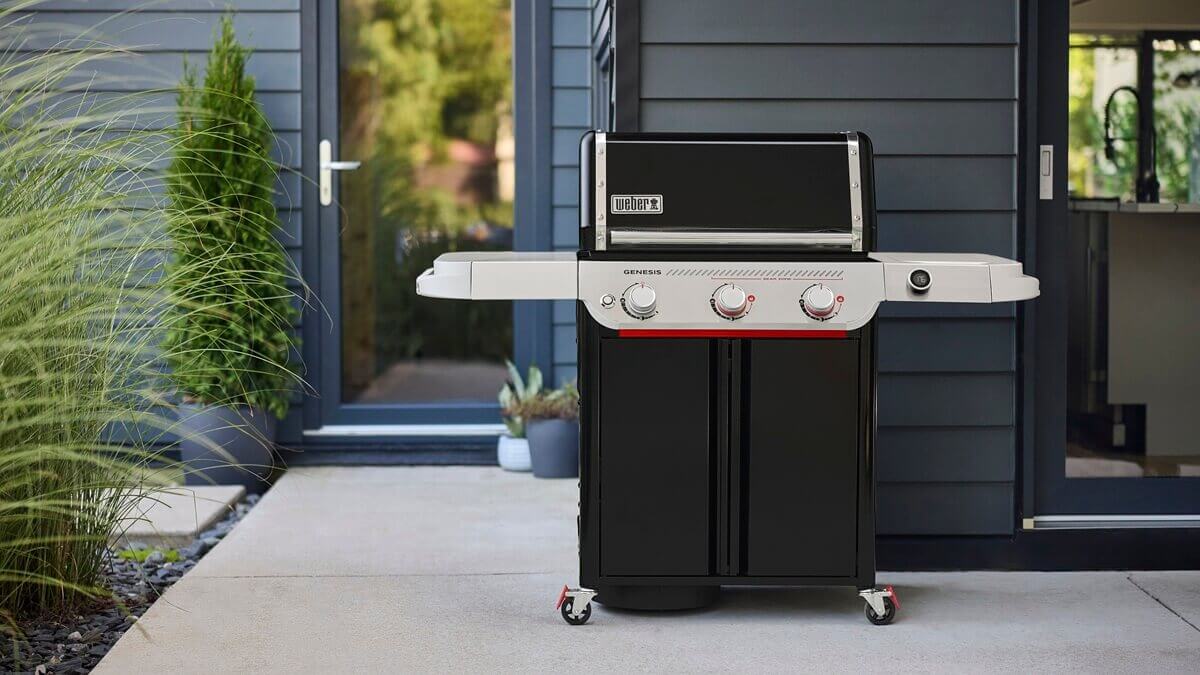 genesis-e-325w-plynovy-gril-weber-v-zahrade
