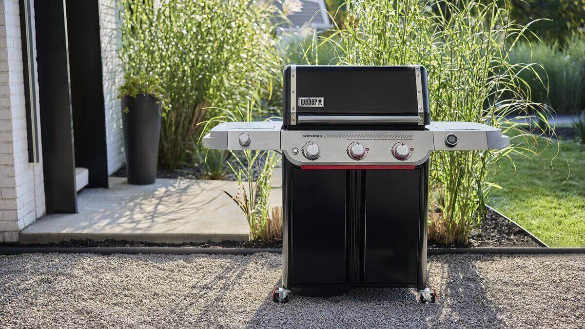 genesis-e-335w-plynovy-gril-weber-v-zahrade