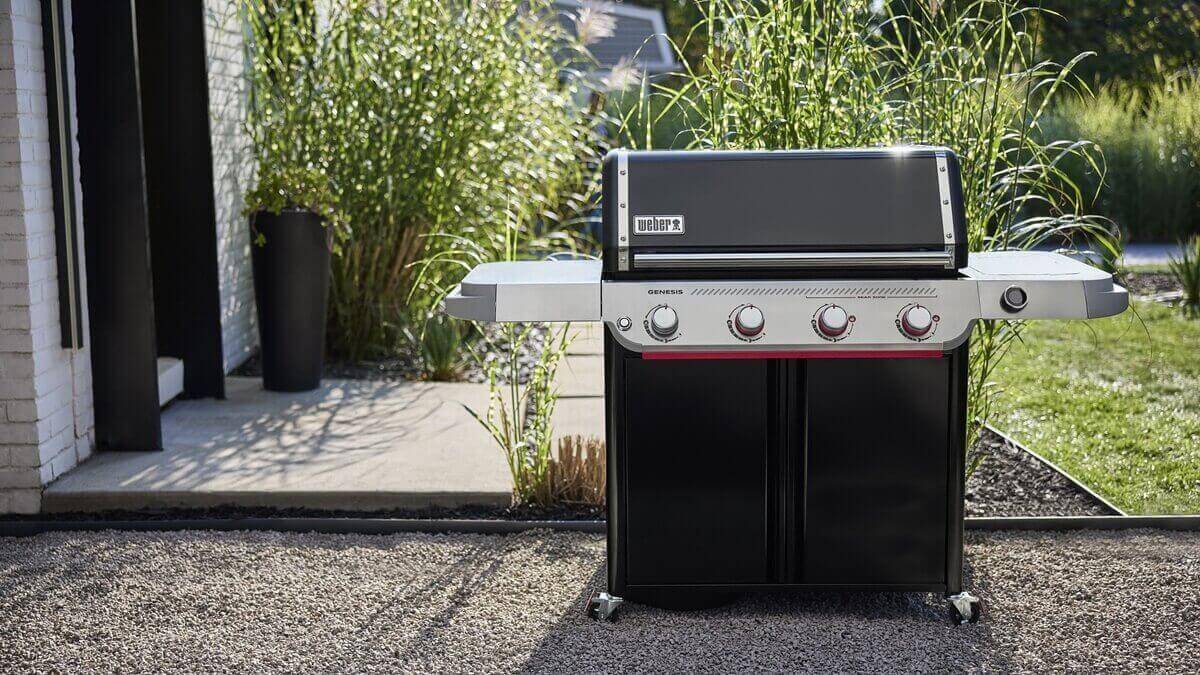 genesis-e-425w-plynovy-gril-weber-v-zahrade