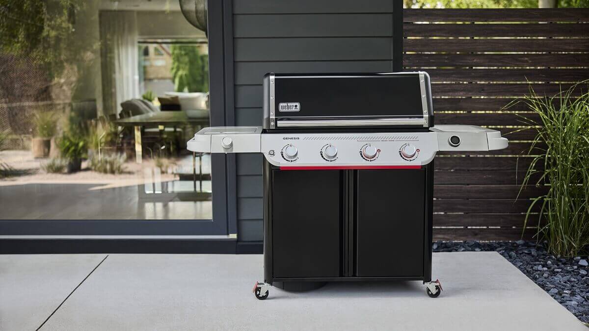 genesis-e-435w-plynovy-gril-weber-v-zahrade