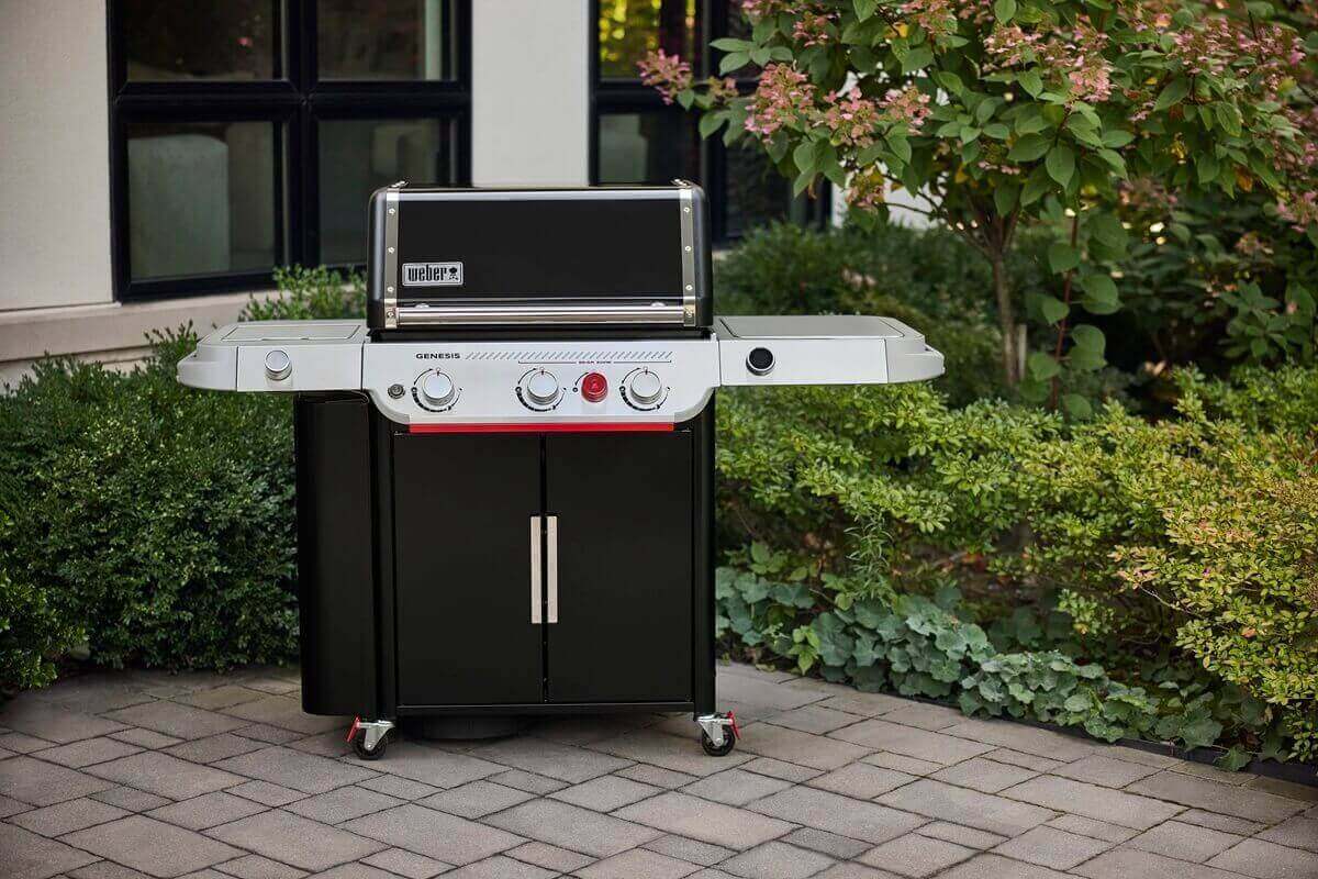 genesis-ep-335w-plynovy-gril-weber-v-zahrade