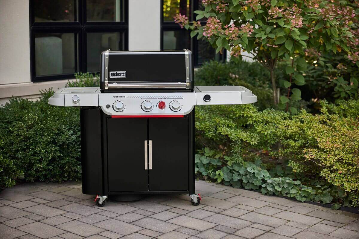 genesis-ep-435w-plynovy-gril-weber-v-zahrade