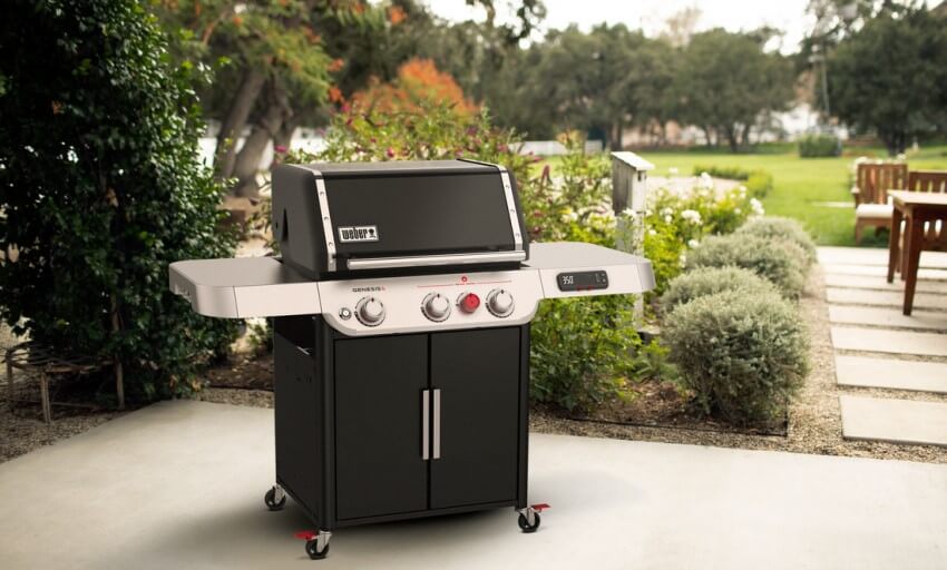 genesis-smart-ex-325s-plynovy-gril-weber-v-zahrade