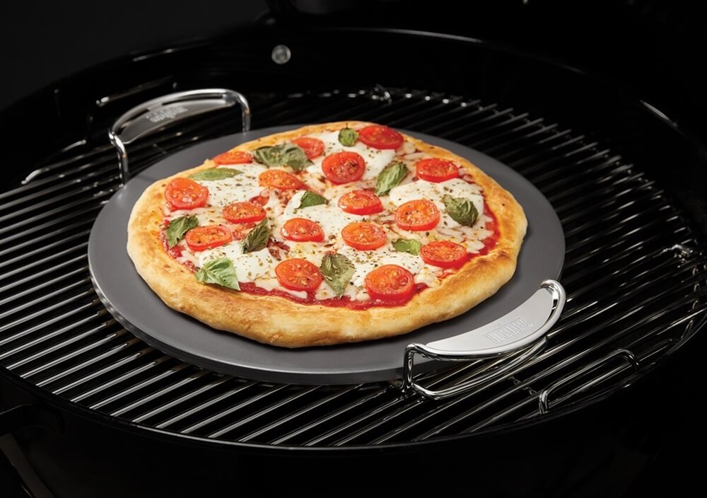 glazeovany-pizza-kamen-gourmet-bbq-system-weber-umiestneny-v-grile