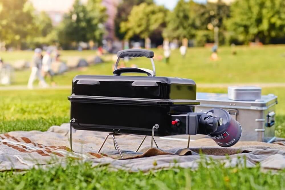 go-anywhere-plynovy-prenosny-gril-weber-v-exterieri
