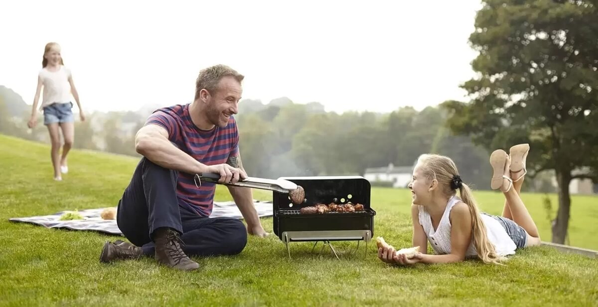 go-anywhere-prenosny-gril-na-drevene-uhlie-weber-lifestyle