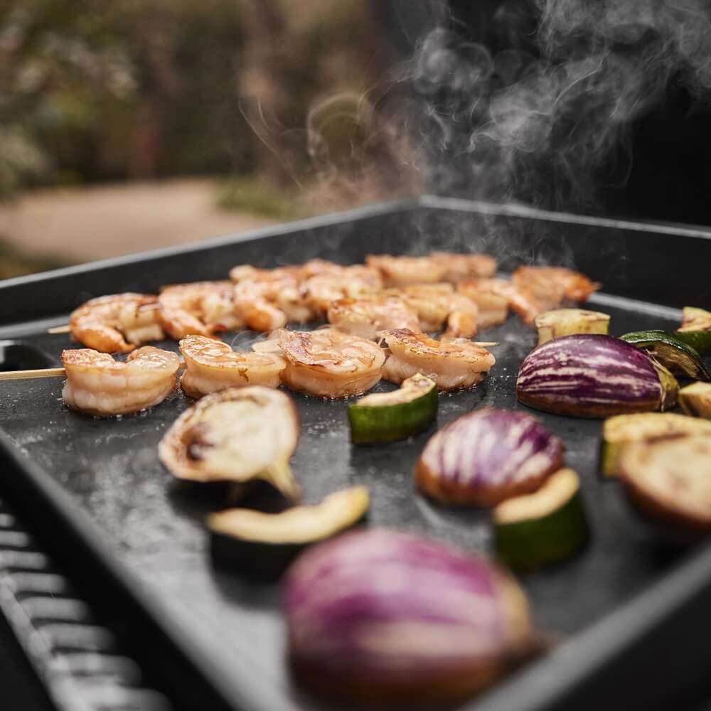 grilovanie-jedla-v-slate-gp-43-cm-plancha-plynovy-gril-weber