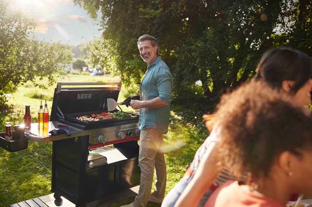 grilovanie-s-grilom-slate-gpd-76-weber